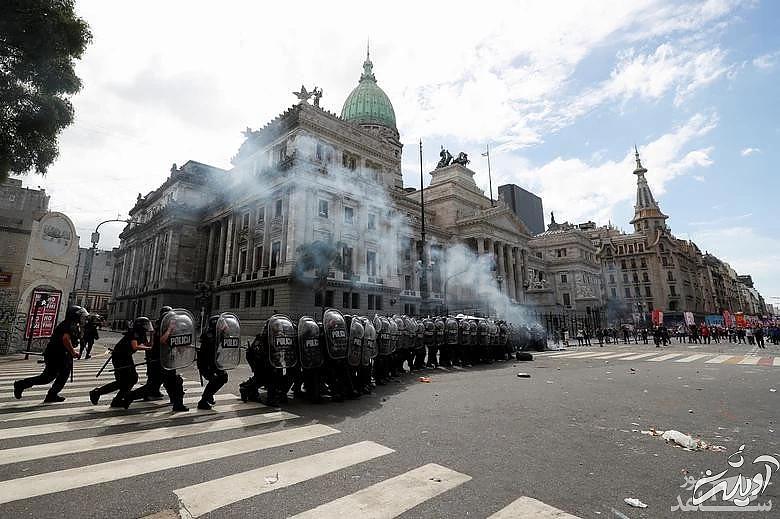 تظاهرات علیه توافقات دولت آرژانتین و صندوق بین المللی پول در مقابل ساختمان کنگره آرژانتین در شهر "بوینوس آیرس"/ رویترز